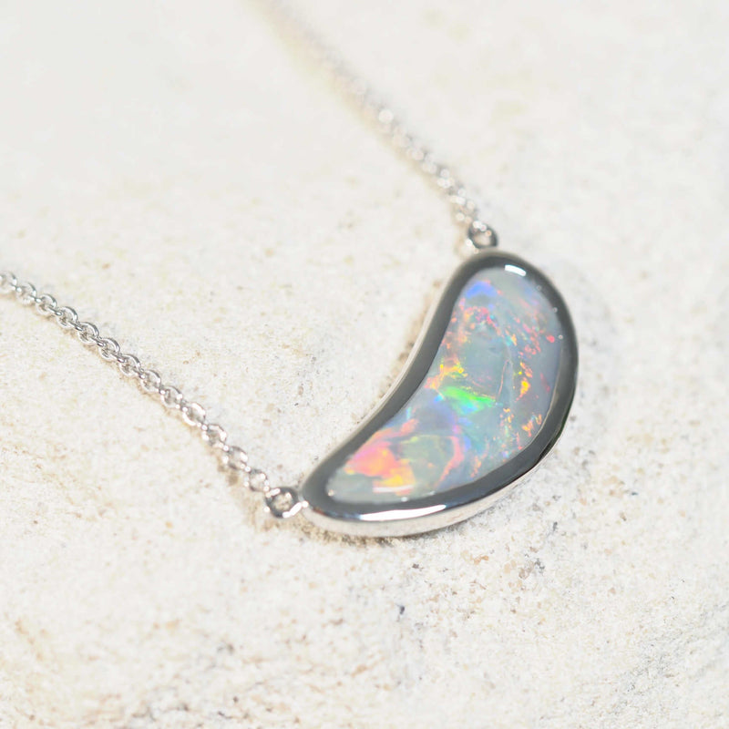 Kidney-shaped Lightning Ridge opal pendant with white gold chain