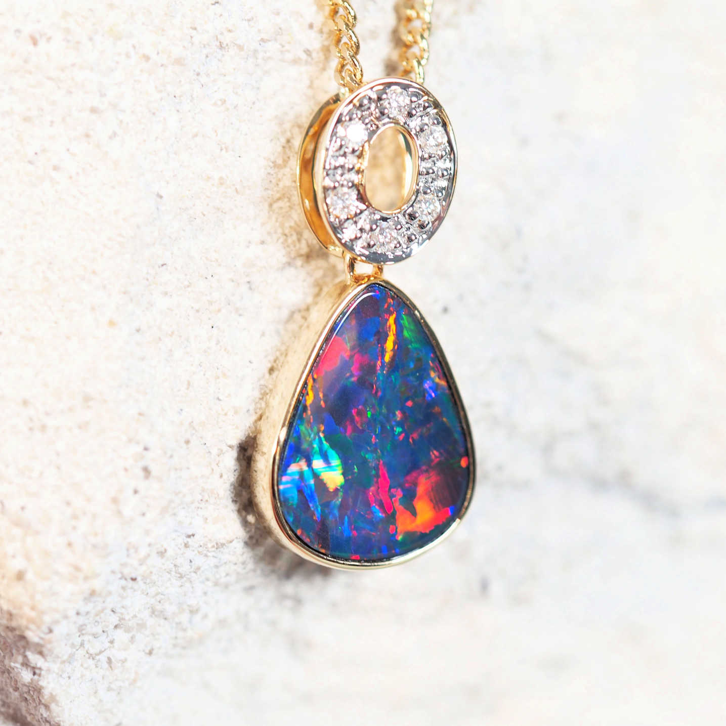 opal pendant in 14ct yellow gold