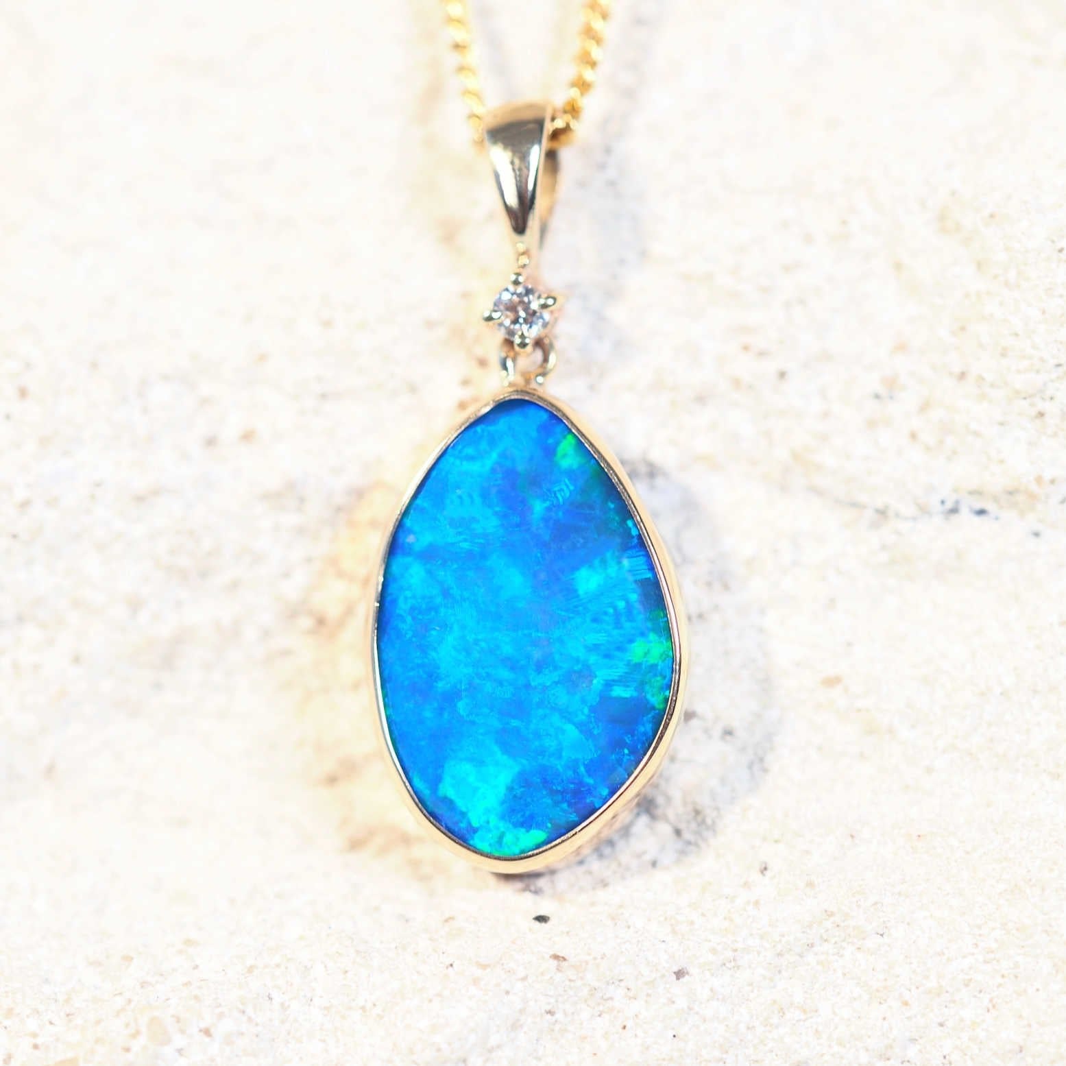 opal pendant set in 14ct yellow gold